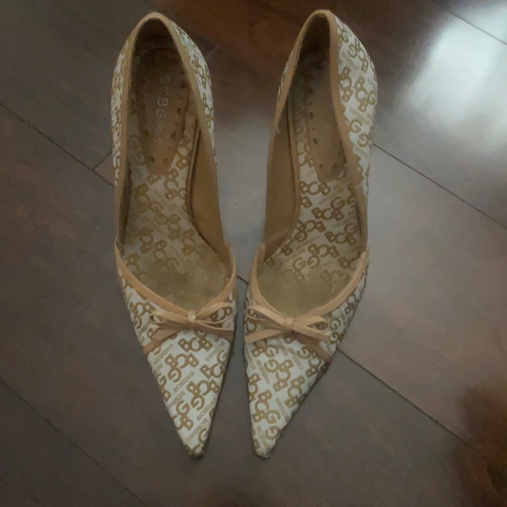 Bcbg white and tan heels with bow